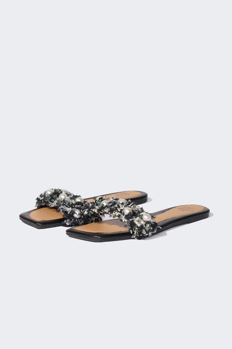 Woman Pearl Single Band Flat Sole Slippers - -